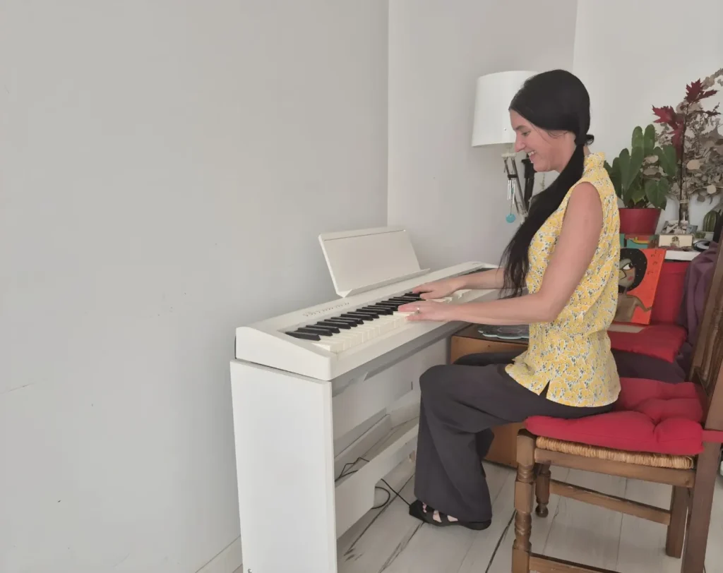 Mujer dando clase de piano digital en Barcelona en un entorno acogedor