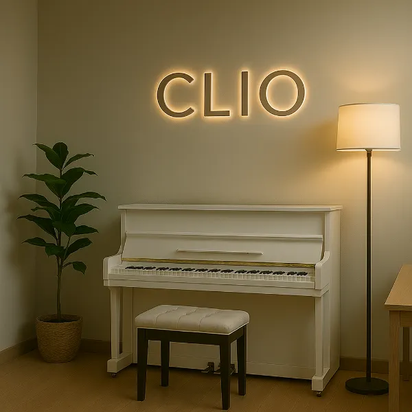 Estudio elegante para clases de piano en Barcelona con piano blanco y ambiente acogedor