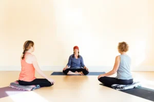 Cómo empezar en el yoga, profesora de yoga dando clases a sus alumnas